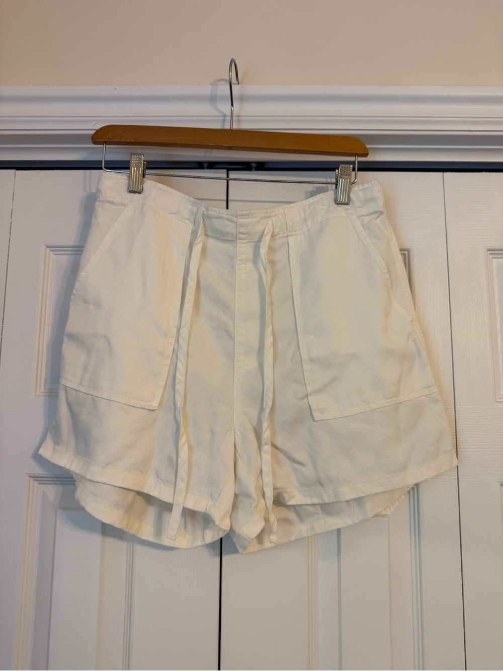 Time and Tru Ivory Drawstring Pocket Shorts 💯 Tencel So soft!